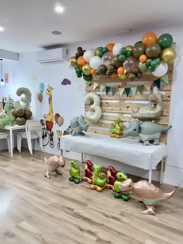 Decoración con arco de globos y animales de la selva