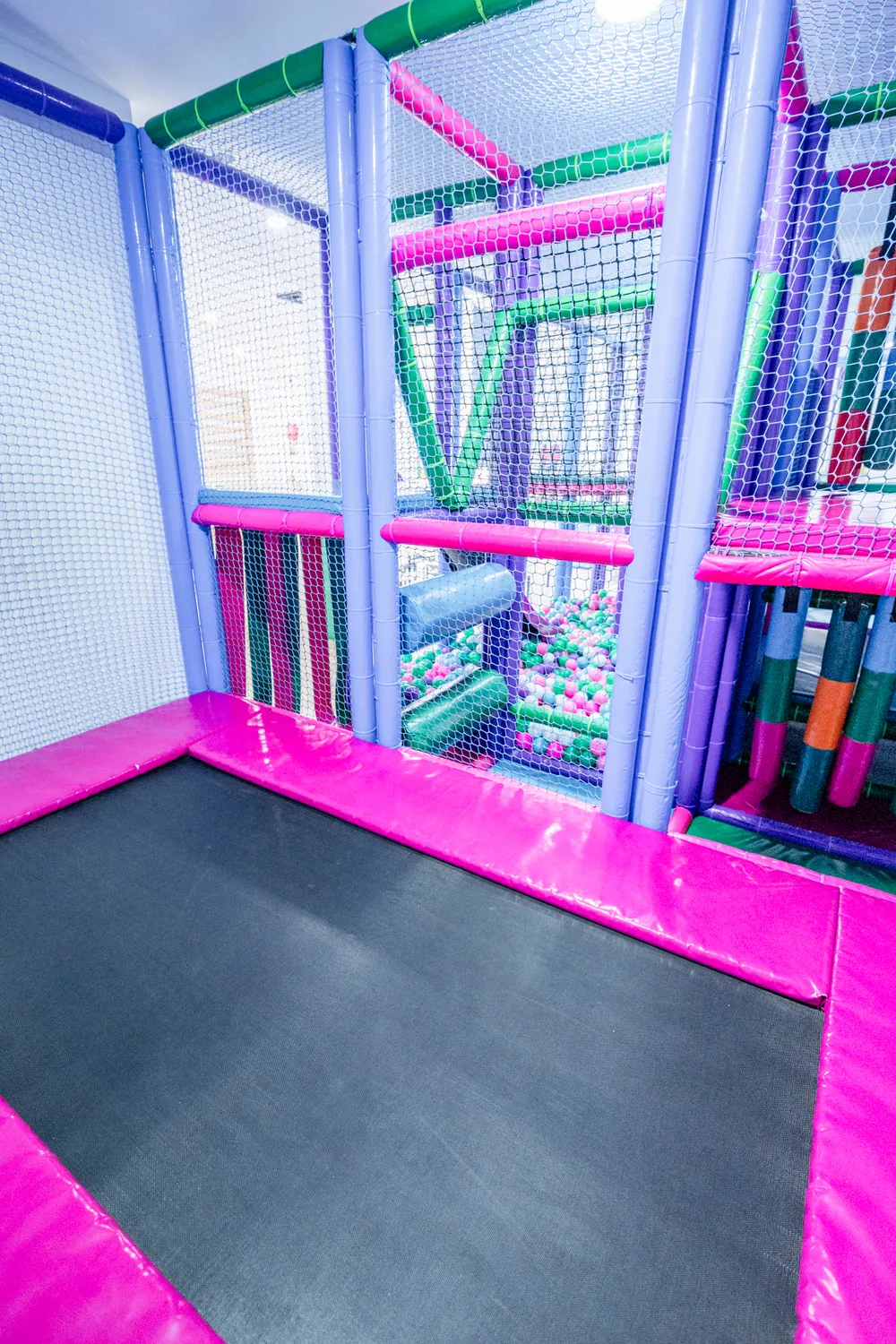 Cama elástica dentro del parque infantil