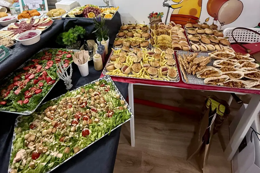 Catering en Espacio Loco: ensaladas, mini hamburguesas, perritos, tacos y tabla de embutidos