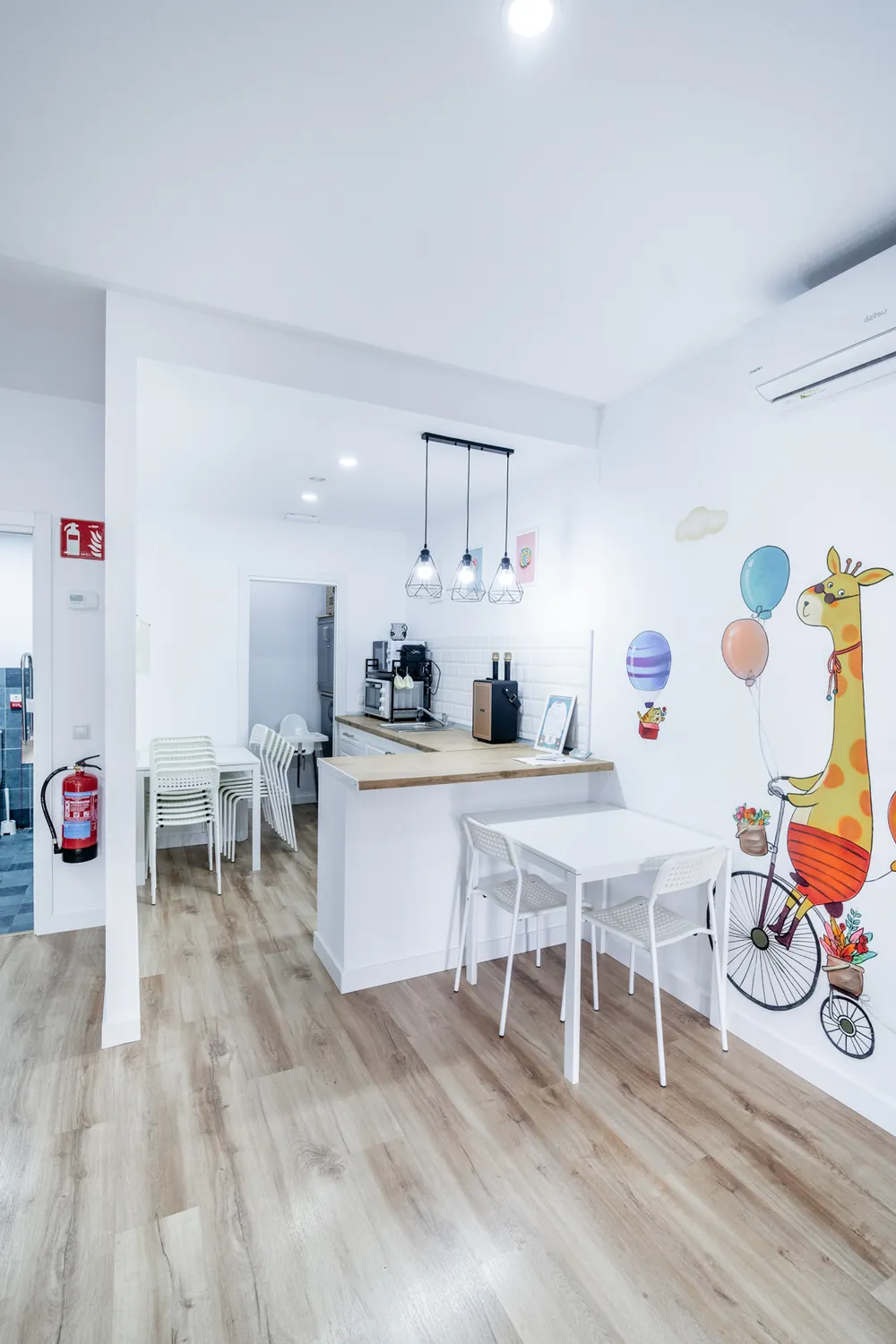 Cocina equipada con cafetera y mesa