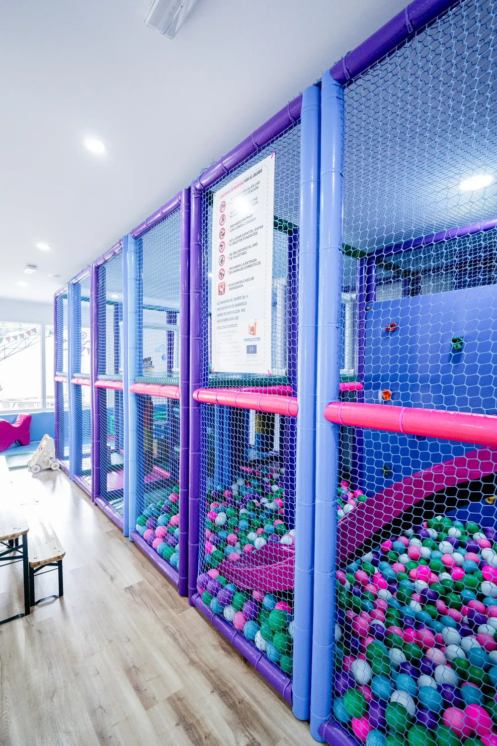 Parque infantil con redes, túneles y piscina de bolas