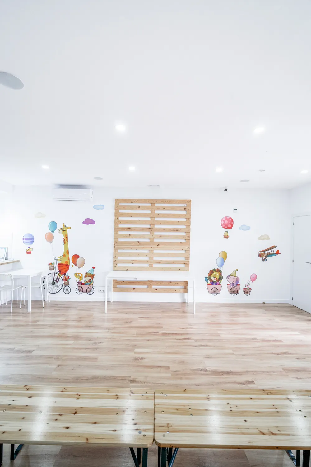 Sala diáfana decorada con la jirafa de Espacio Loco