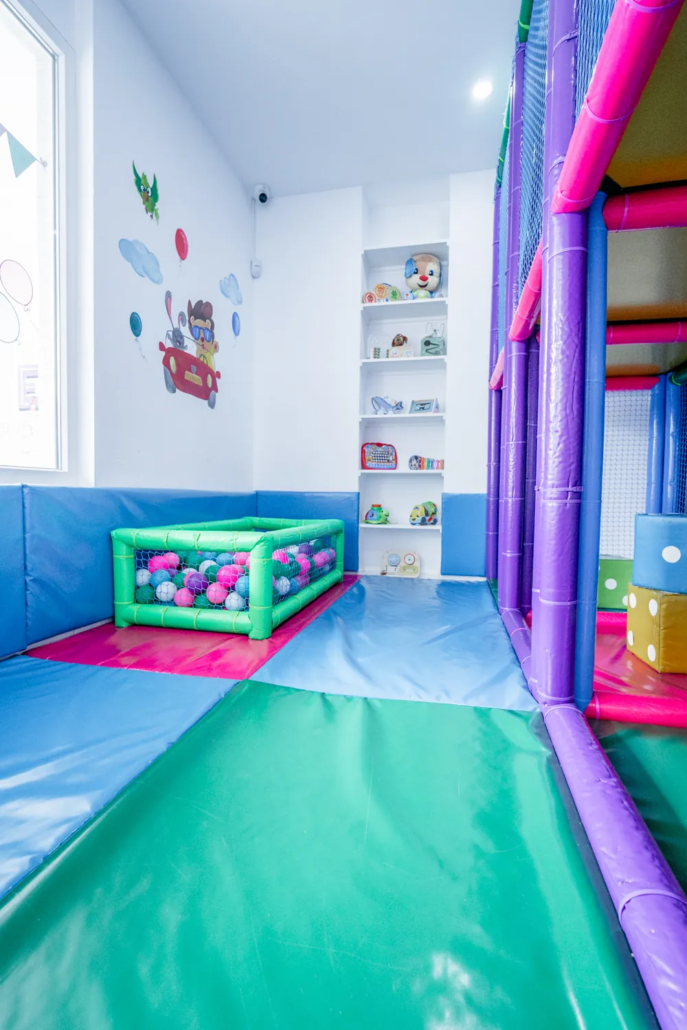 Zona de bebés acolchada con piscina de bolas