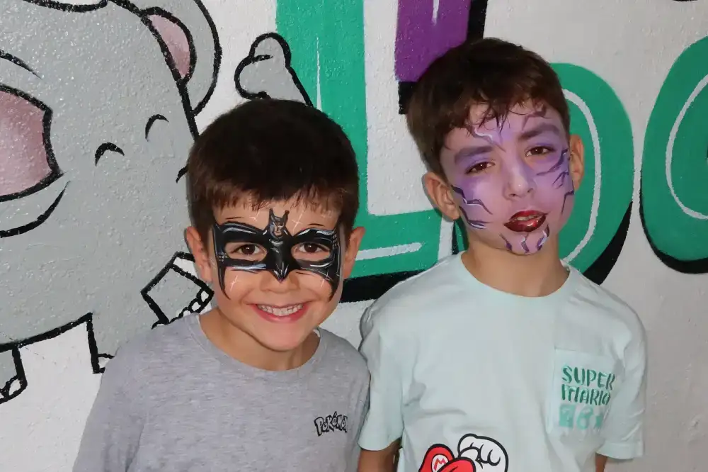 Niños con la cara pintada